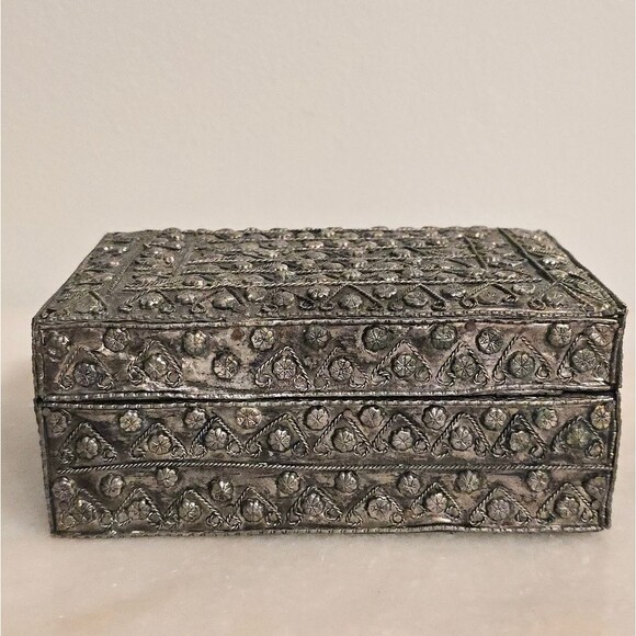 Vintage Pewter Embossed Trinket Box Handcrafted Antique Style - Picture 3 of 8